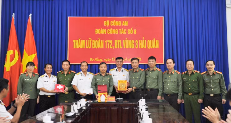 Ấm áp nghĩa tình đoàn Công tác của Bộ Công an đến với Trường Sa -0