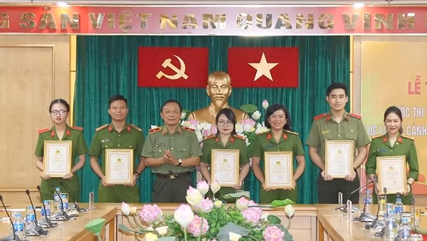 Trao giải cuộc thi viết tìm hiểu 50 năm truyền thống Cảnh sát Cơ động