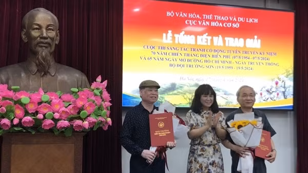 Trao giải thưởng sáng tác tranh cổ động về Điện Biên Phủ và đường Trường Sơn