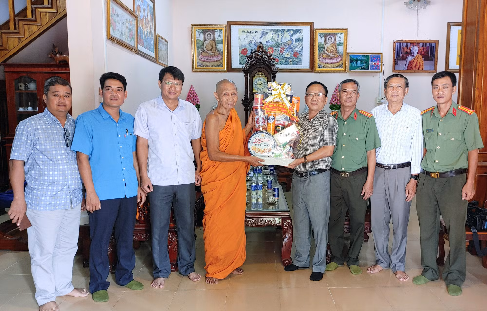 Công an các tỉnh vùng Tây Nam Bộ thăm, chúc Tết cổ truyền Chol Chnam Thmay -0