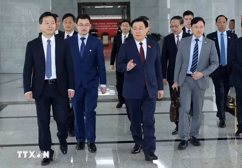 Chủ tịch Quốc hội đến thăm Khu thí điểm thương mại tự do Thượng Hải -0