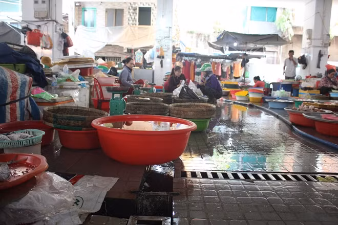 Do ô nhiễm môi trường nên việc buôn bán của tiểu thương chợ Tươi sống bị ế ẩm.
