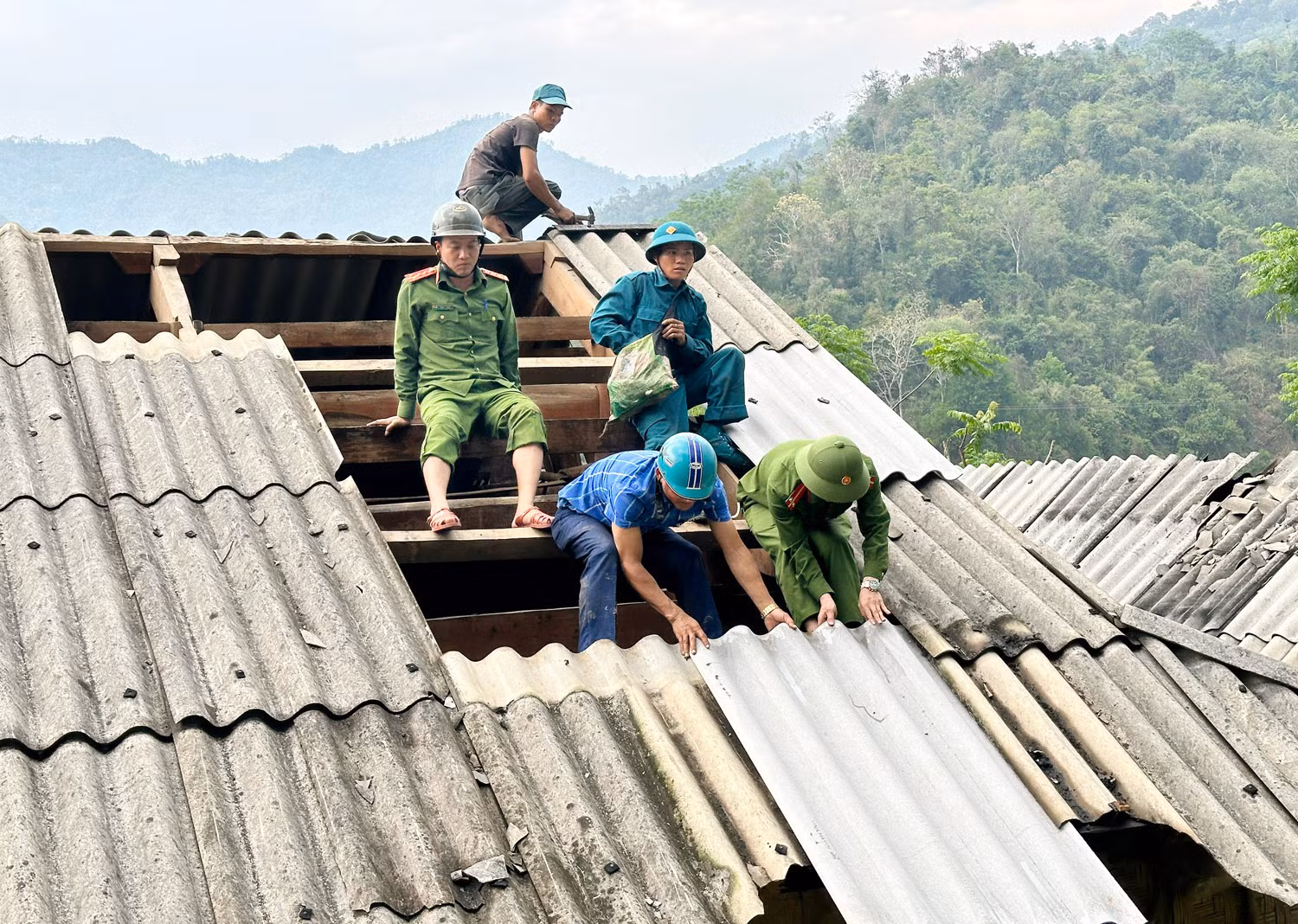 Công an huyện Kỳ Sơn giúp người dân dựng lại nhà sau trận mưa đá tàn phá -0