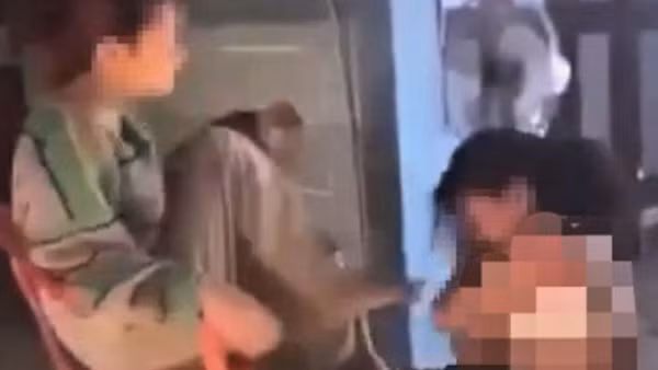 Xác minh clip nữ sinh bị lột áo, quỳ lạy các “chị đại”