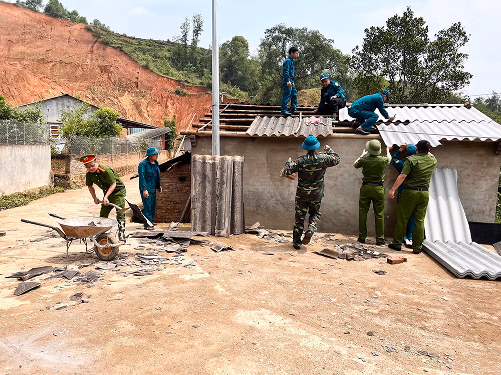 Công an tỉnh Cao Bằng giúp dân khắc phục hậu quả sau dông lốc -0