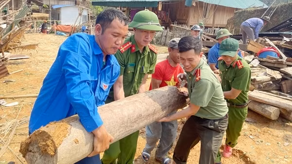 Công an Nghệ An giúp dân dựng lại nhà sau trận mưa đá tàn phá