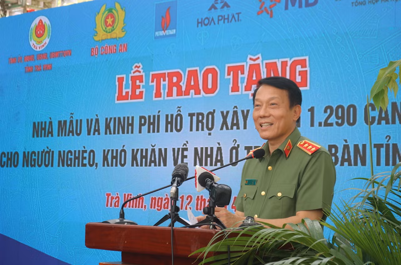 Bộ Công an trao tặng nhà mẫu và kinh phí xây dựng 1.290 ngôi nhà tại Trà Vinh -0
