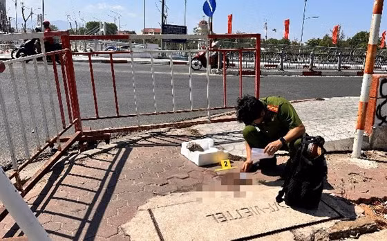 Cùng bạn gái nằm võng ở công viên, thanh niên bị đâm tử vong -0