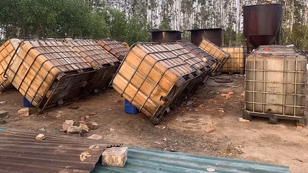Phát hiện hơn 11.000 lít nhớt tái chế trái phép ở một công xưởng tại Bình Thuận