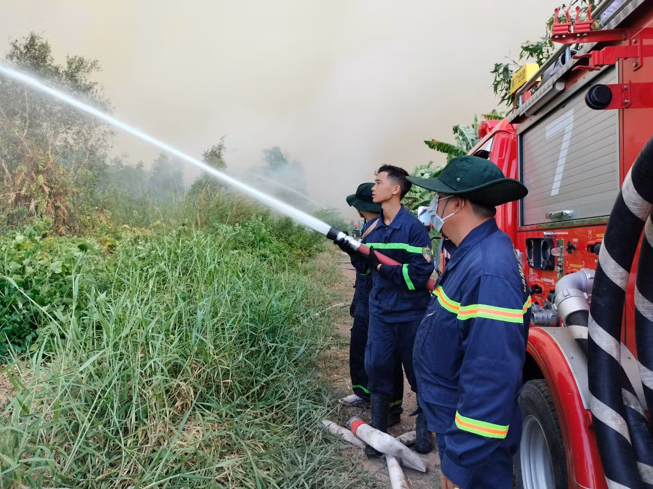 Cơ bản khống chế được đám cháy rừng ở Nông trường 402 -1