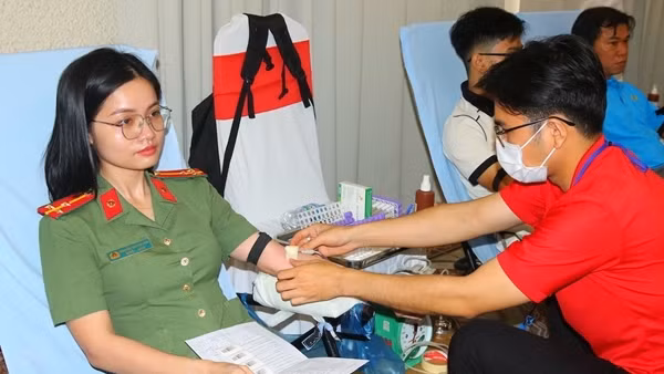 CBCS tham gia hiến máu tình nguyện kết hợp tuyên truyền cài đặt ứng dụng VNelD