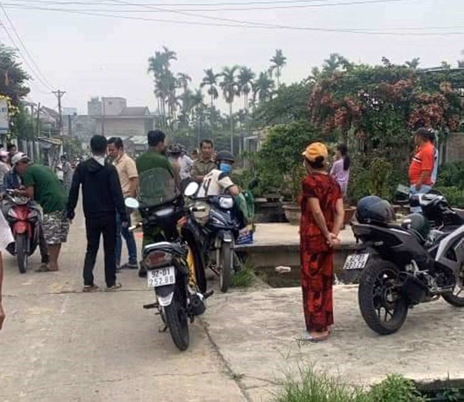 Phát hiện thi thể bé gái sơ sinh dưới kênh thủy lợi -0