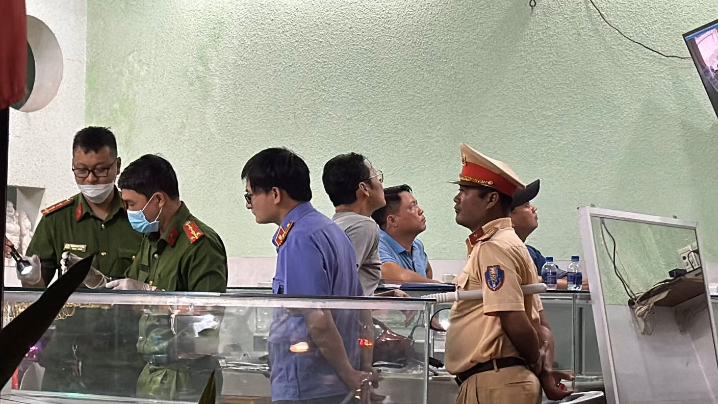Bình Thuận: Truy xét&nbsp;đối tượng dùng bình xịt hơi cay cướp tiệm vàng -0