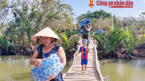 Công an tỉnh Sóc Trăng tiếp tục hỗ trợ người dân vùng hạn mặn