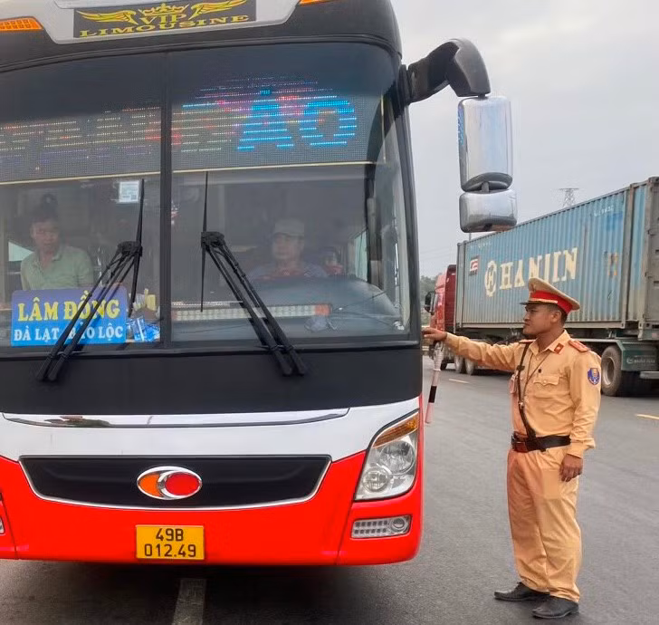 CSGT Đà Nẵng chặn bắt đối tượng giết người trốn chạy trên xe khách Bắc - Nam -1