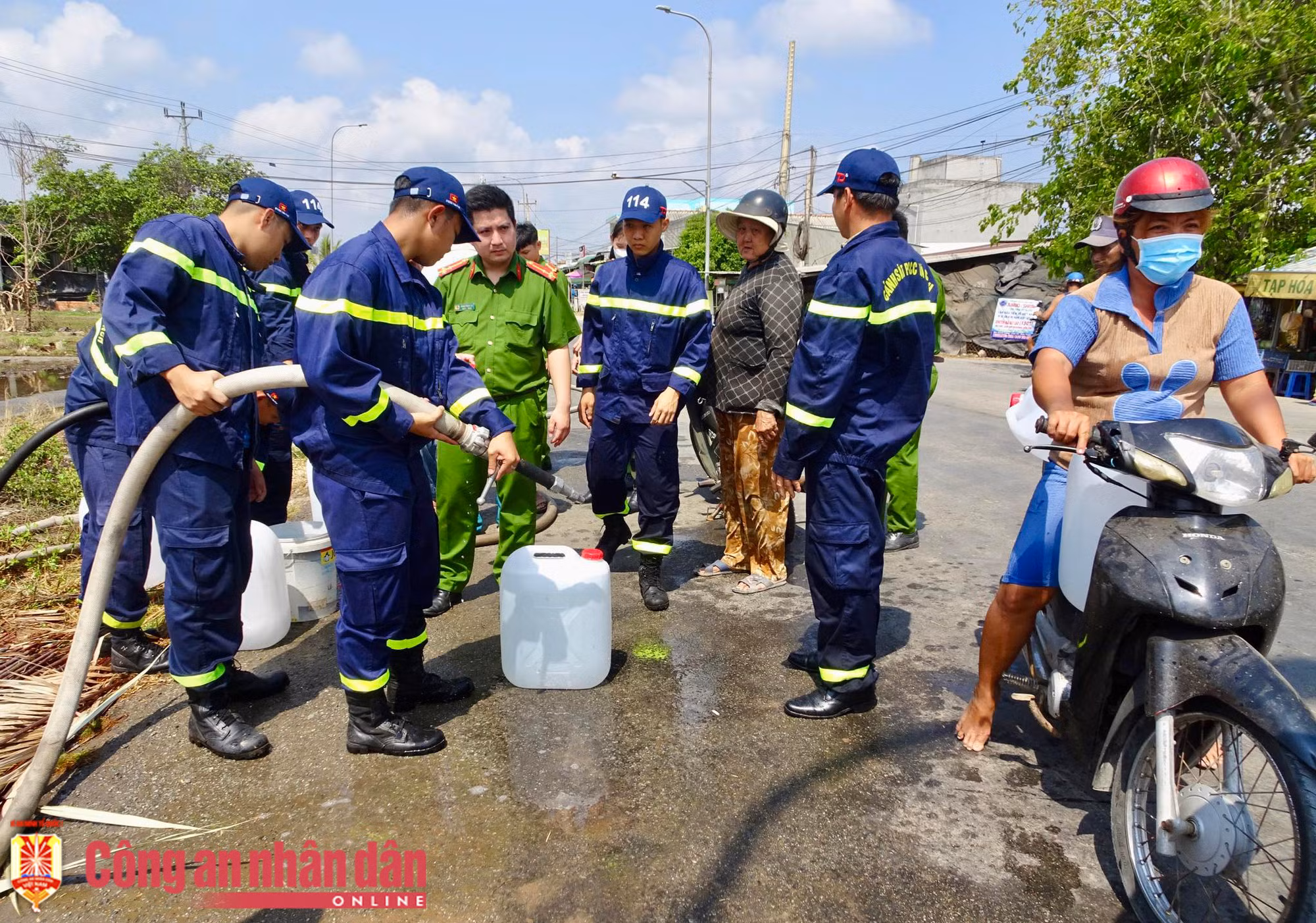 Công an các tỉnh, thành ĐBSCL hỗ trợ cấp nước ngọt miễn phí cho người dân vùng hạn mặn -2