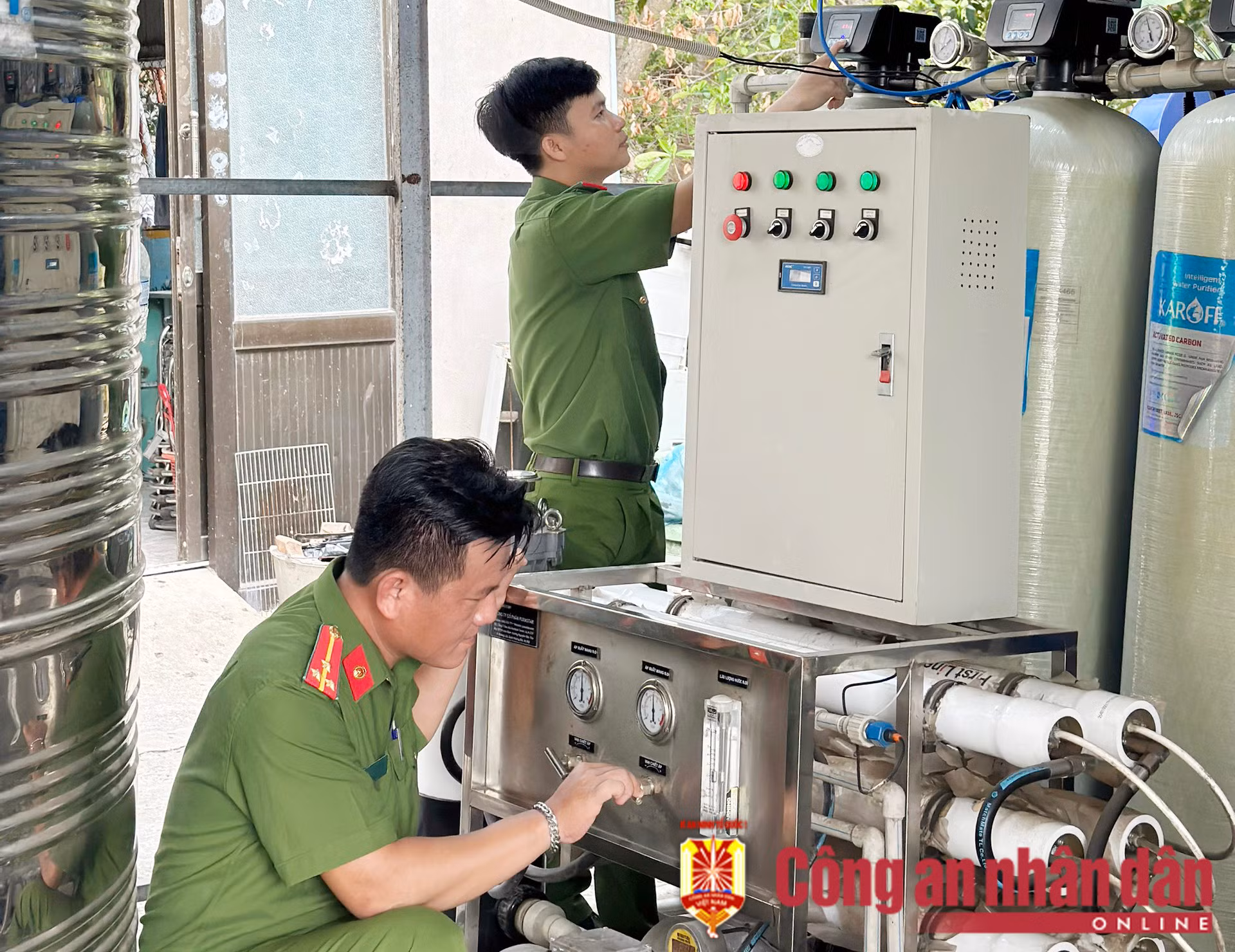 Công an các tỉnh, thành ĐBSCL hỗ trợ cấp nước ngọt miễn phí cho người dân vùng hạn mặn -1