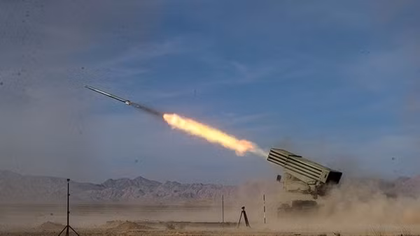 Iran phóng hàng trăm UAV và tên lửa tấn công Israel trong đêm, Trung Đông thêm đỏ lửa