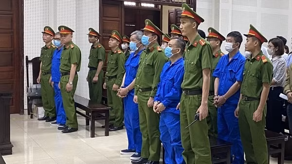 Căng thẳng đối chất giữa bị cáo Đỗ Hữu Ca với "trùm" mua bán trái phép hóa đơn