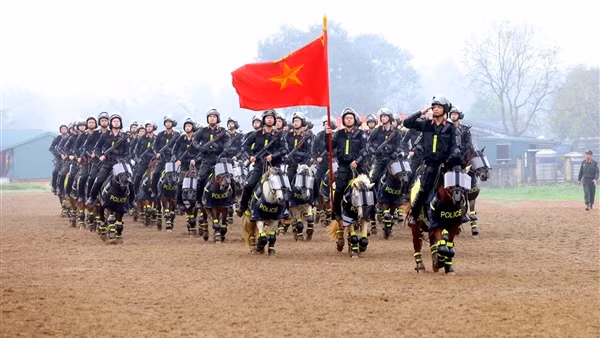 Kỵ binh&nbsp;hăng say luyện tập diễu binh trên thao trường nắng gió
