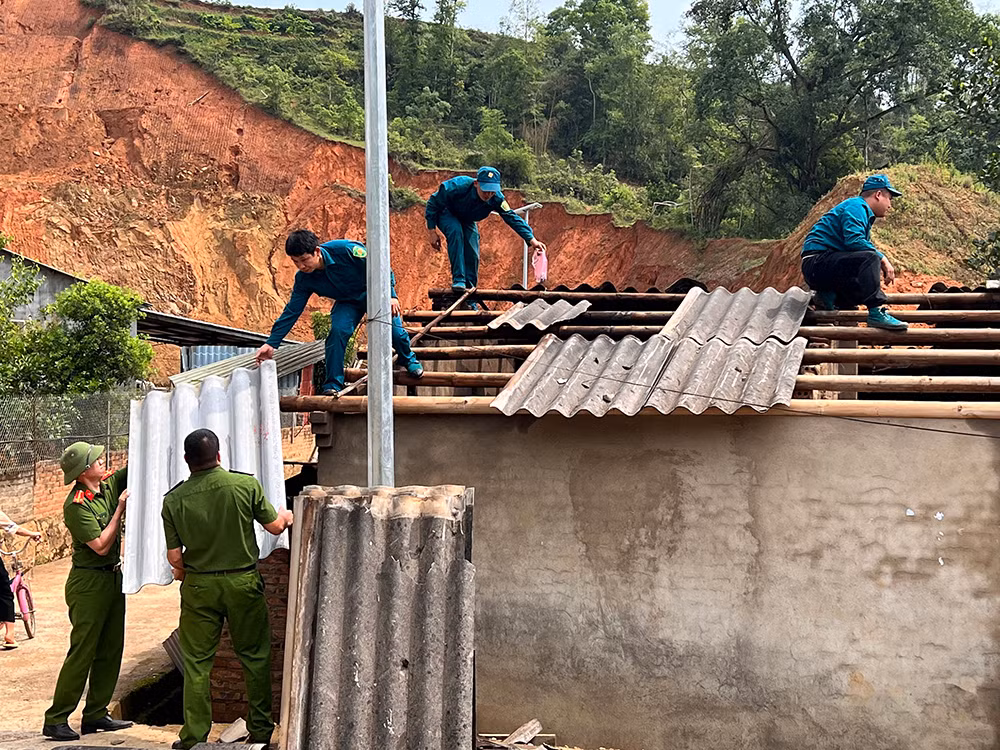Công an tỉnh Cao Bằng giúp dân khắc phục hậu quả sau dông lốc -2