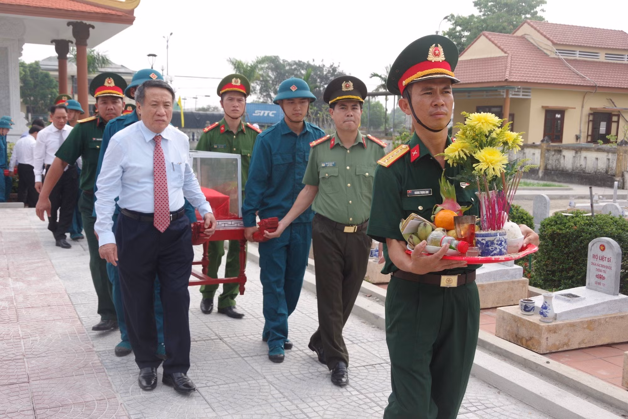 Tổ chức lễ truy điệu và an táng 12 hài cốt liệt sĩ được tìm thấy trong vườn nhà dân