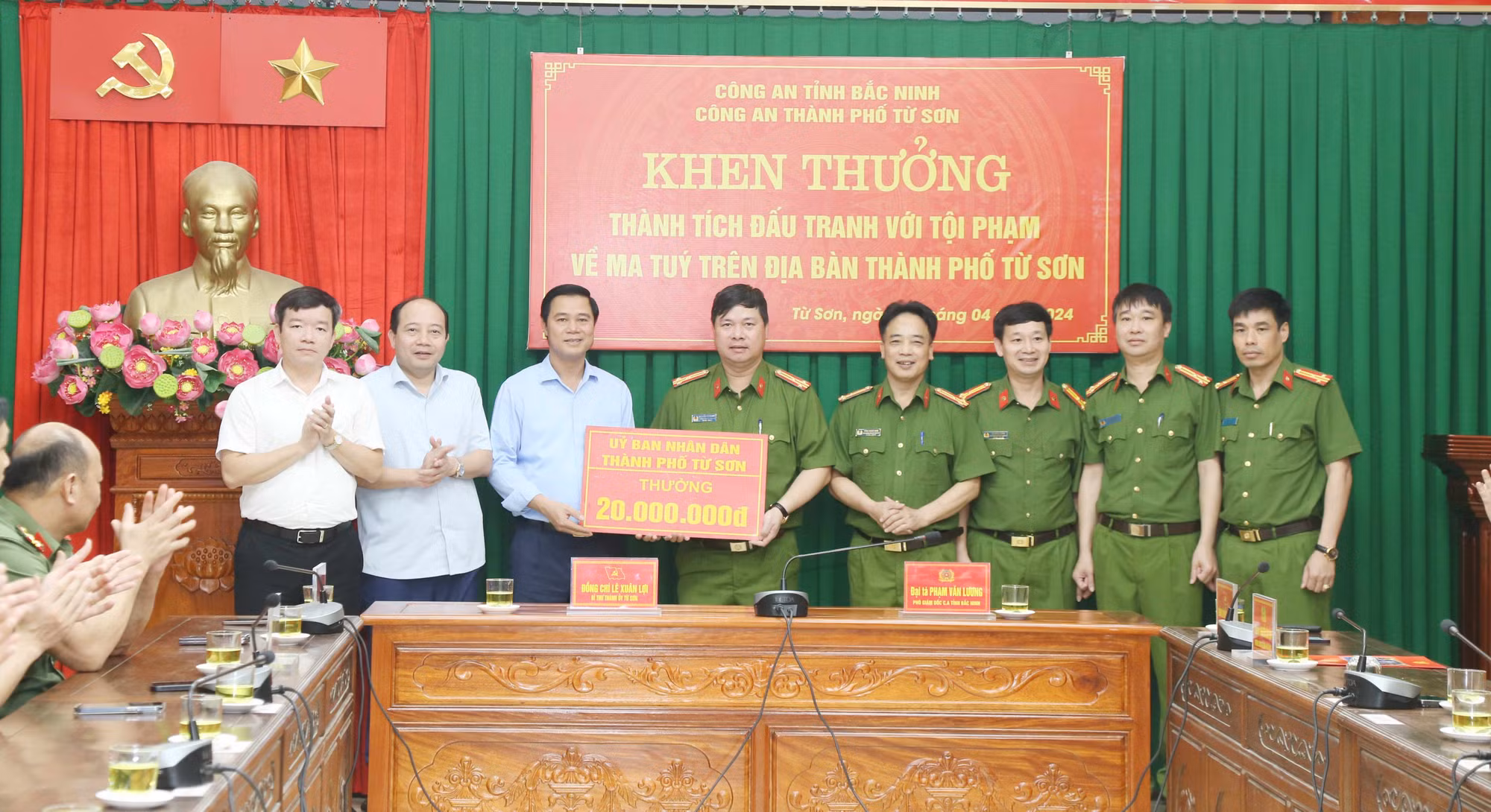 ubnd thành phố từ sơn trao thưởng nóng cho công an thành phố từ sơn đã có thành tích đấu tranh với tội phạm ma túy trên địa bàn.jpg -0