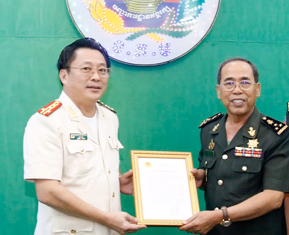 Công an tỉnh An Giang thăm, chúc Tết Chol Chnam Thmay các lực lượng vũ trang Campuchia -1