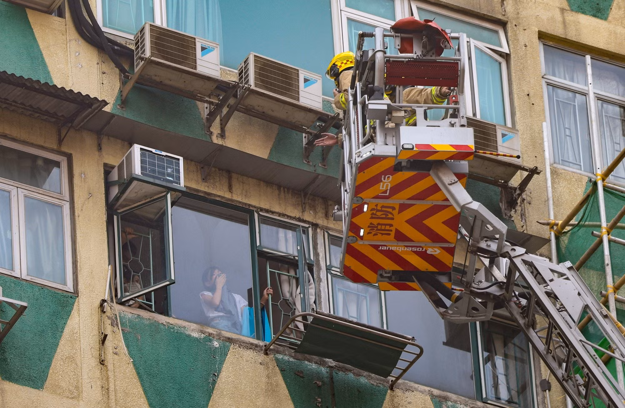 Cháy tòa nhà cao tầng ở Hong Kong, ít nhất 5 người thiệt mạng -0