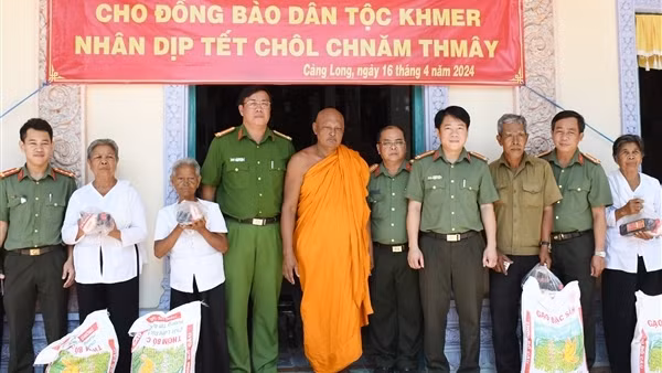 Trao quà đồng bào dân&nbsp;tộc Khmer&nbsp;nhân&nbsp;dịp Tết Chôl Chnam Thmây