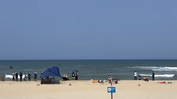 Hai anh em ruột mất tích khi đang tắm biển Đà Nẵng