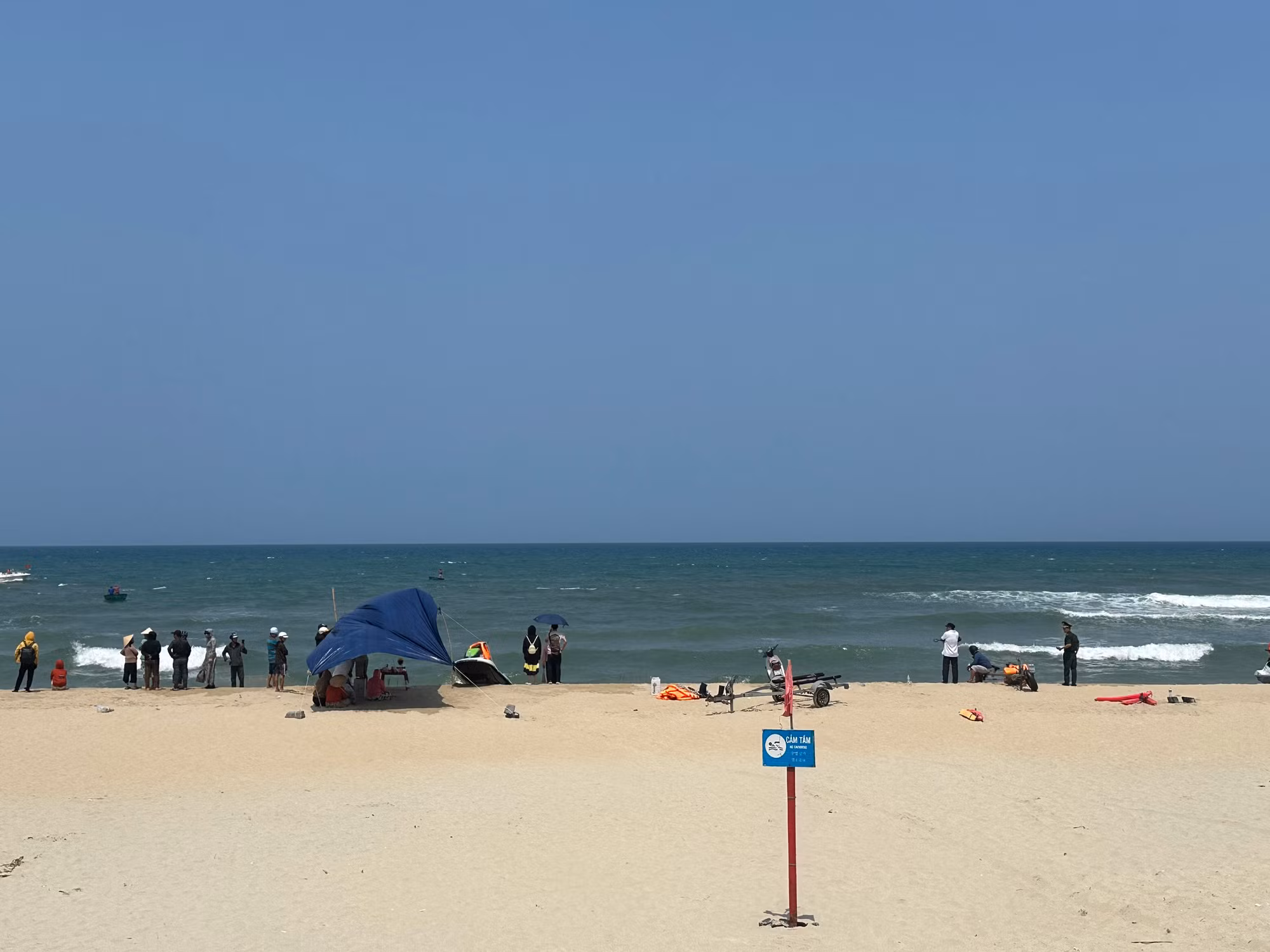 Hai anh em ruột mất tích khi đang tắm biển -0