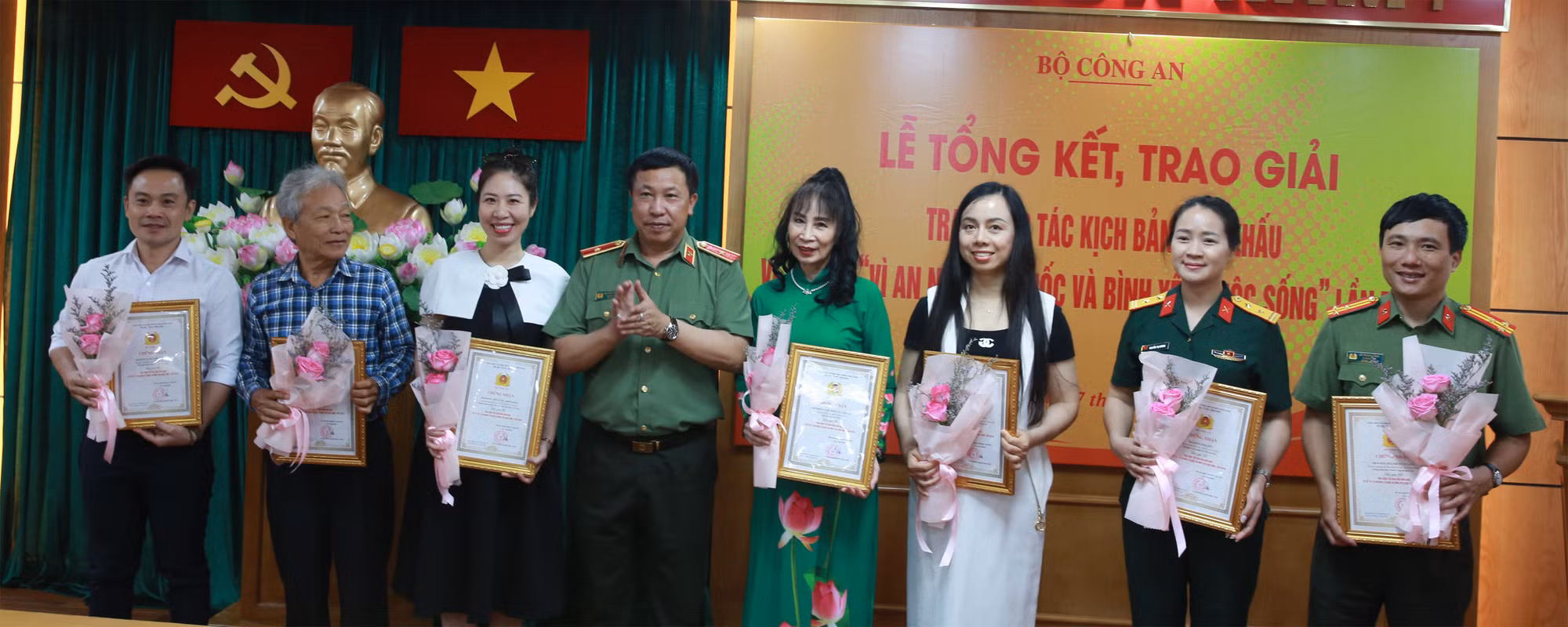 Trao giải sáng tác kịch bản sân khấu chủ đề “Vì an ninh tổ quốc và bình yên cuộc sống”. -0