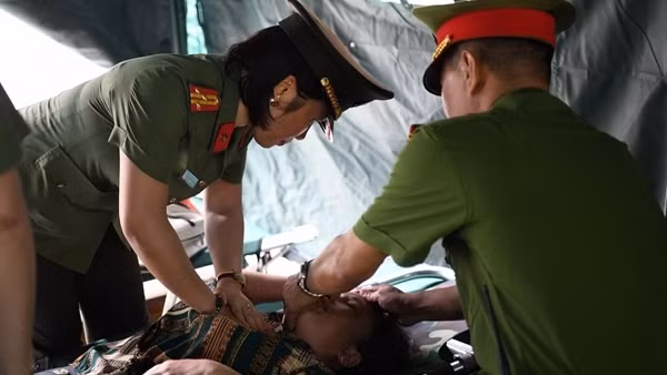 Công an sơ cứu người bị ngất khi đi tham quan Đền Hùng