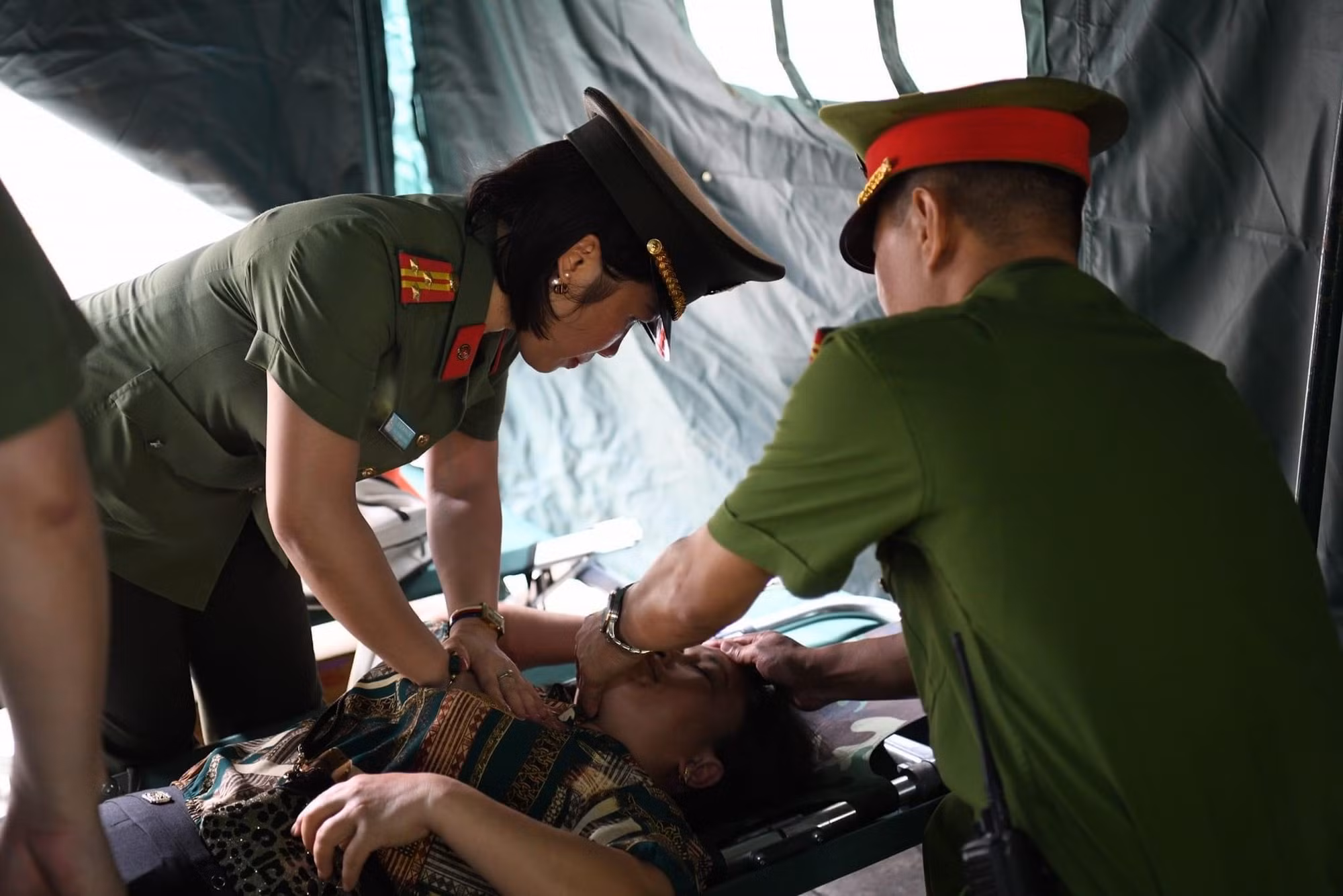 Công an tỉnh Phú Thọ liên tiếp sơ cứu người bị ngất khi đi tham quan Đền Hùng -0