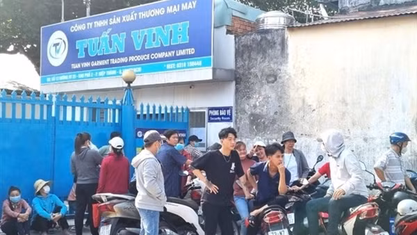 Công nhân đội nắng đến đòi nợ lương, giám đốc công ty "biến mất"