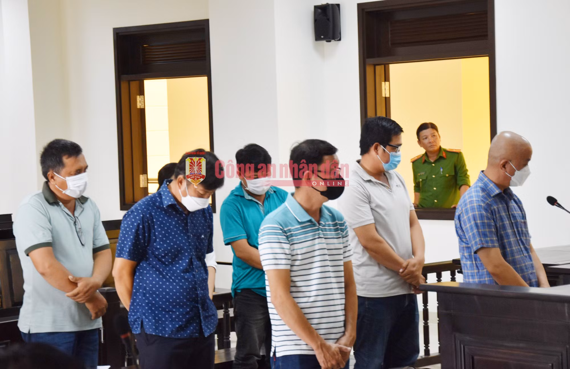 Gây thất thoát hơn 36 tỷ đồng, 7 cựu cán bộ ngân hàng lĩnh hơn 45 năm tù -0