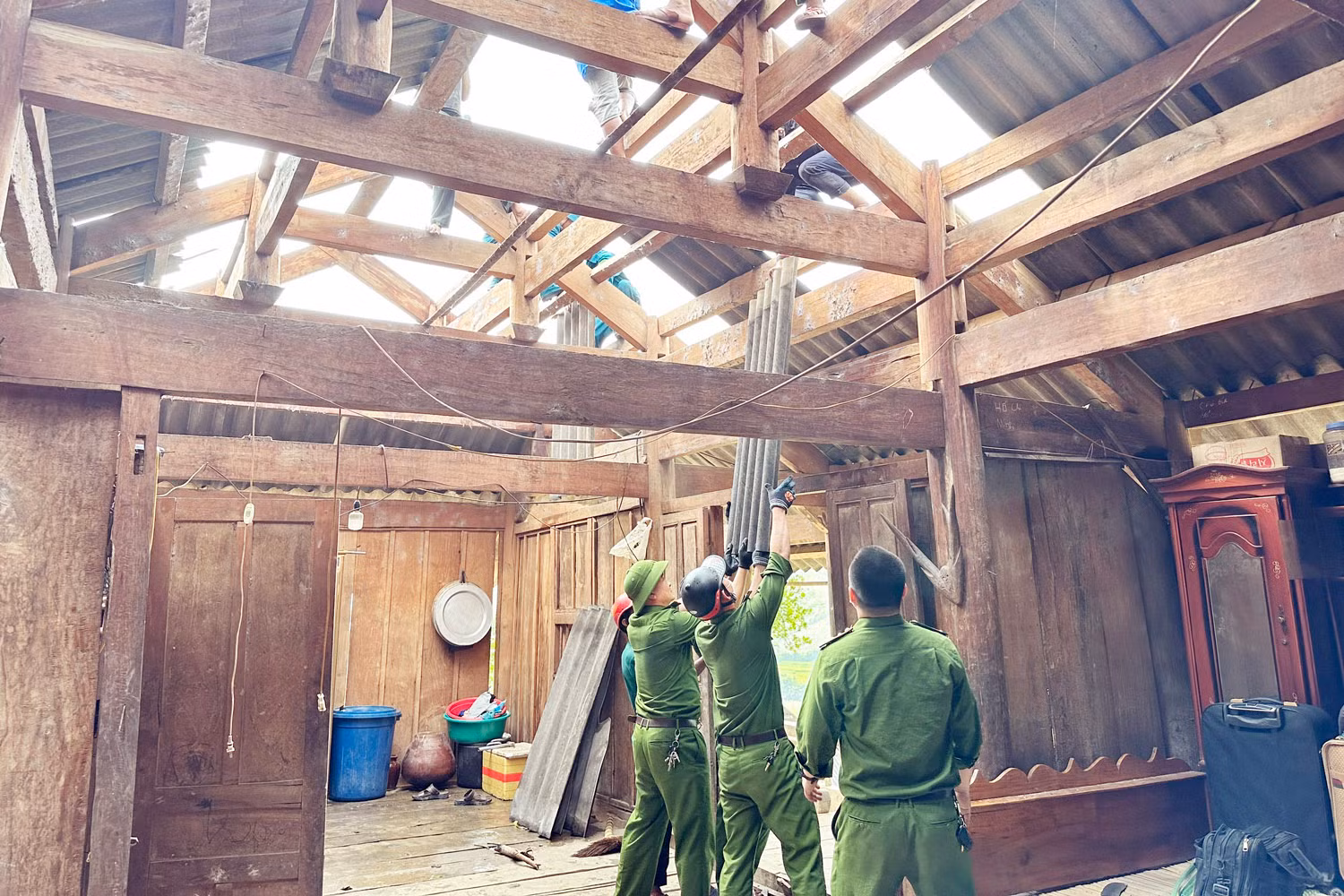 Công an huyện Kỳ Sơn giúp người dân dựng lại nhà sau trận mưa đá tàn phá -5
