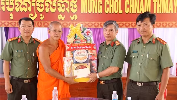 Công an Sóc Trăng chúc Tết Chol Chnam Thmay của đồng bào Khmer