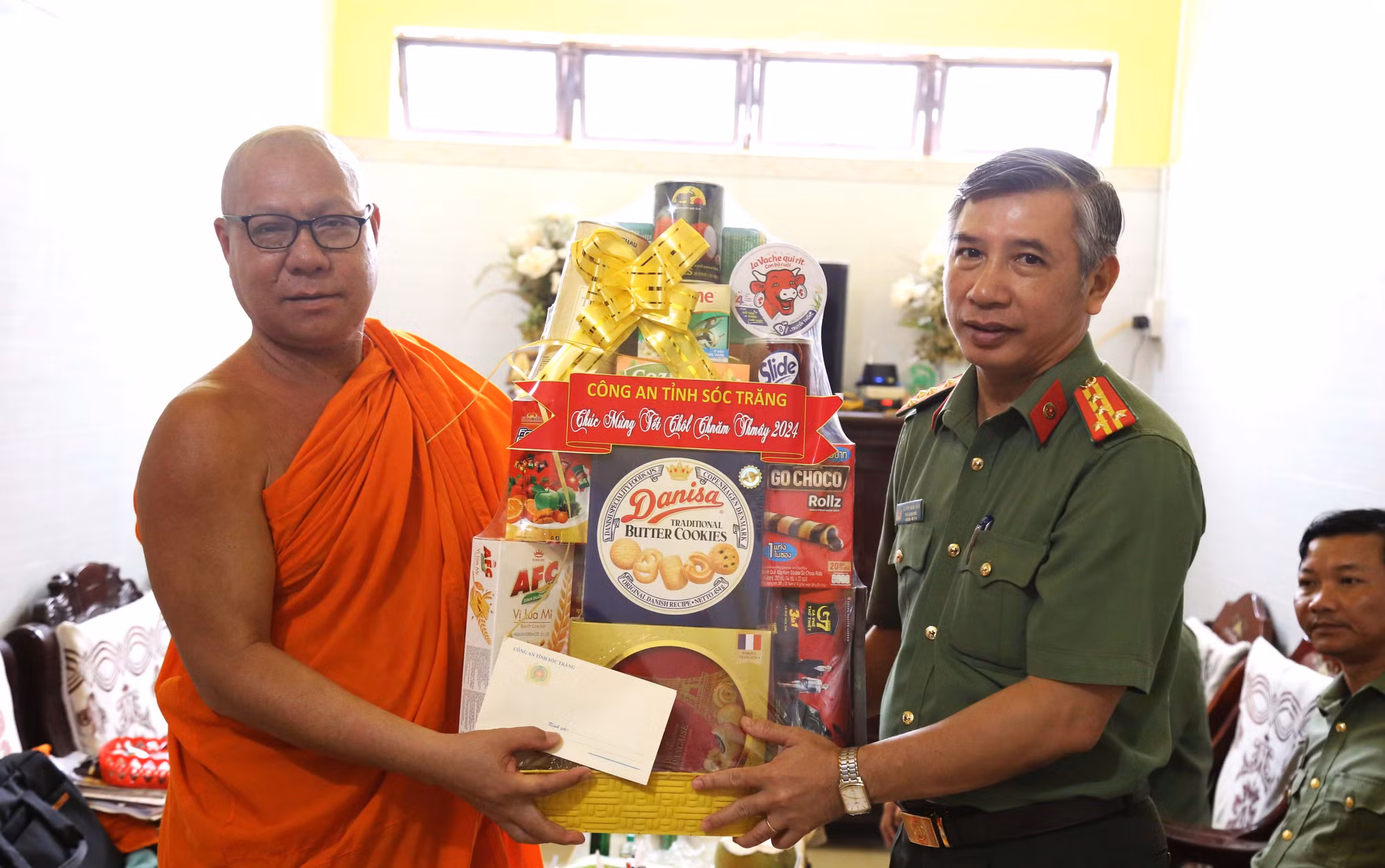 Công an Sóc Trăng chúc Tết Chol Chnam Thmay của đồng bào Khmer -4
