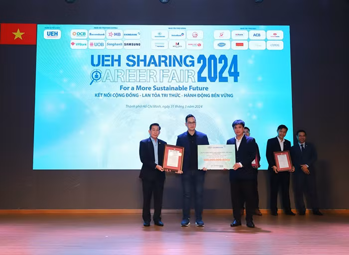 Eximbank tài trợ học bổng trị giá 300 triệu đồng cho Đại học kinh tế TP Hồ Chí Minh -0