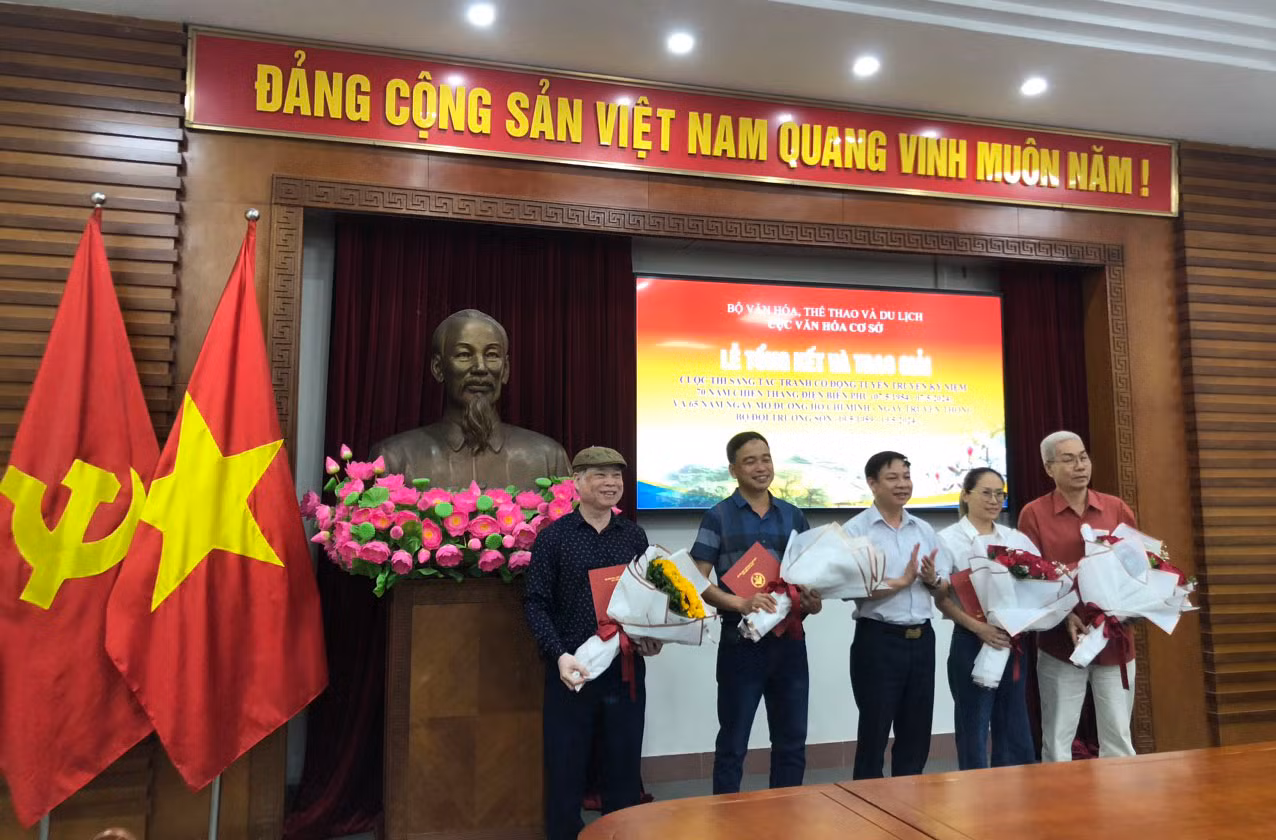 Trao giải thưởng sáng tác tranh cổ động về Điện Biên Phủ và Đường Trường Sơn -0
