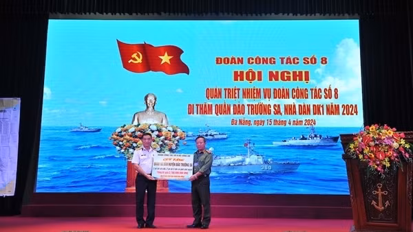 Ấm áp nghĩa tình đoàn Công tác của Bộ Công an đến với Trường Sa
