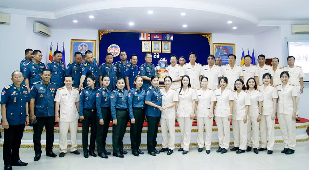 Công an tỉnh An Giang thăm, chúc Tết Chol Chnam Thmay các lực lượng vũ trang Campuchia -0