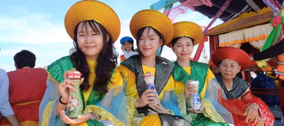 Hàng ngàn người đội nắng dự lễ hội Nghinh Ông Nam Hải -2