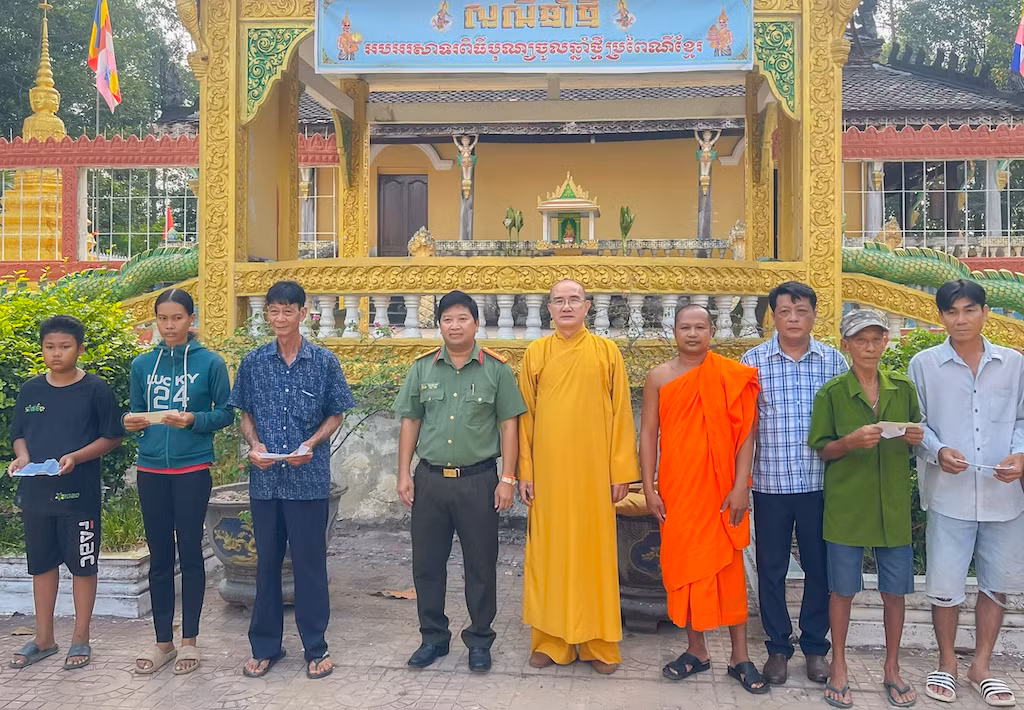 Trao quà đồng bào dân&nbsp;tộc Khmer&nbsp;nhân&nbsp;dịp Tết Chôl Chnam Thmây -0