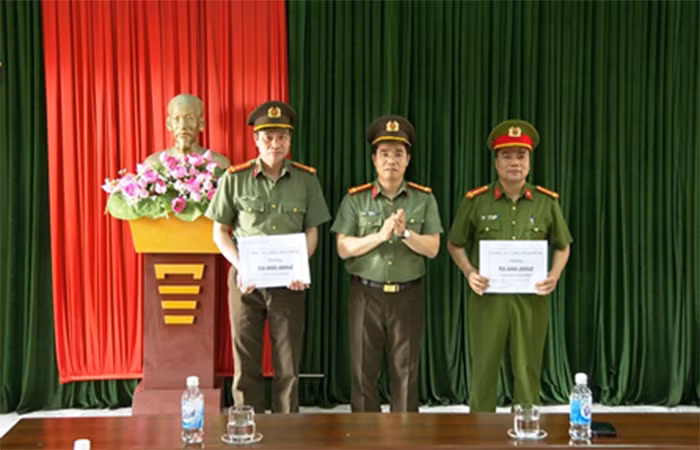Khen thưởng cho Ban chuyên án khám phá vụ 