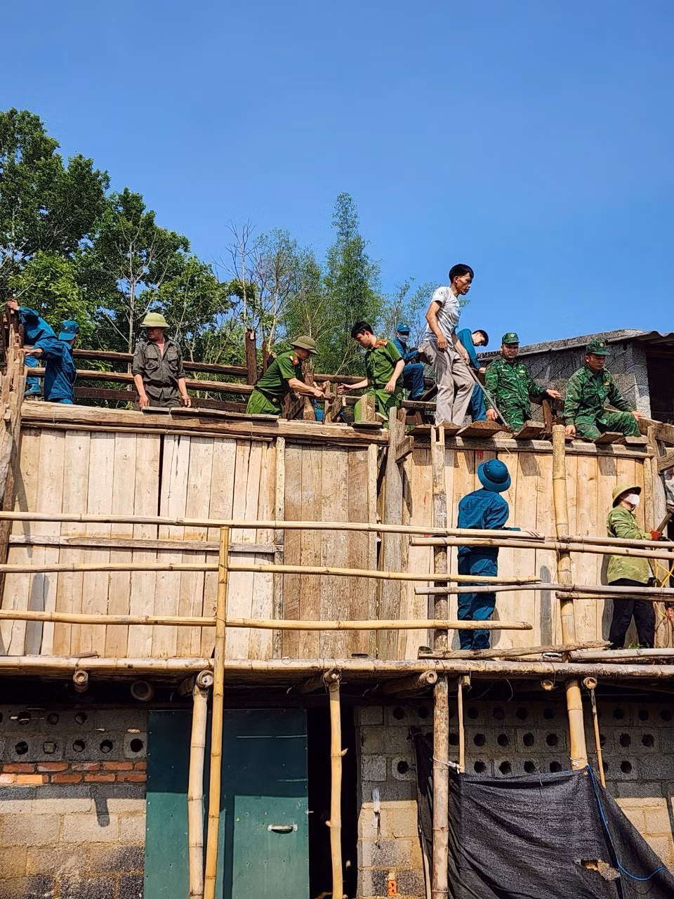 Công an tỉnh Cao Bằng giúp dân khắc phục hậu quả sau dông lốc -2