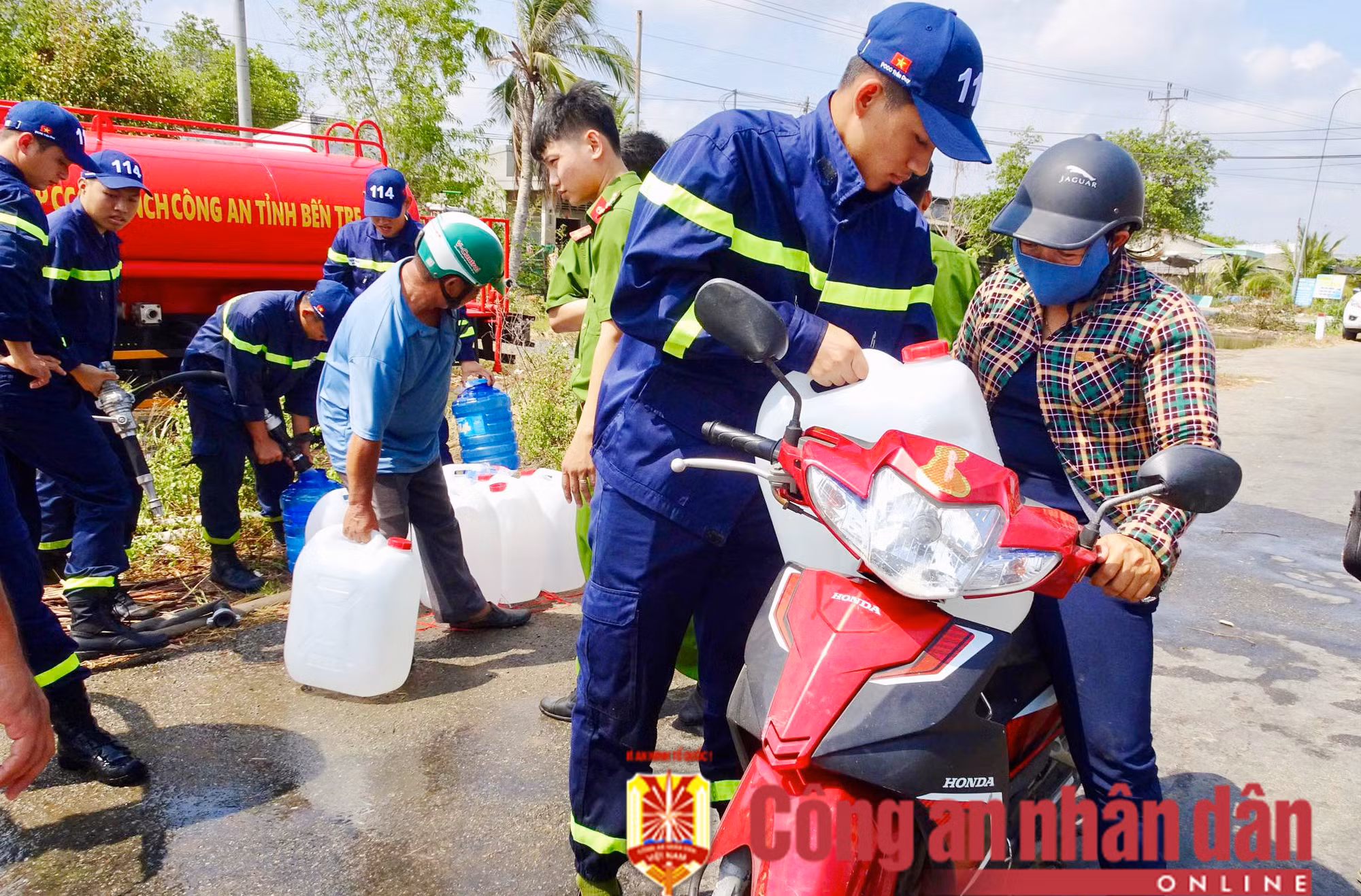 Công an các tỉnh, thành ĐBSCL hỗ trợ cấp nước ngọt miễn phí cho người dân vùng hạn mặn -0