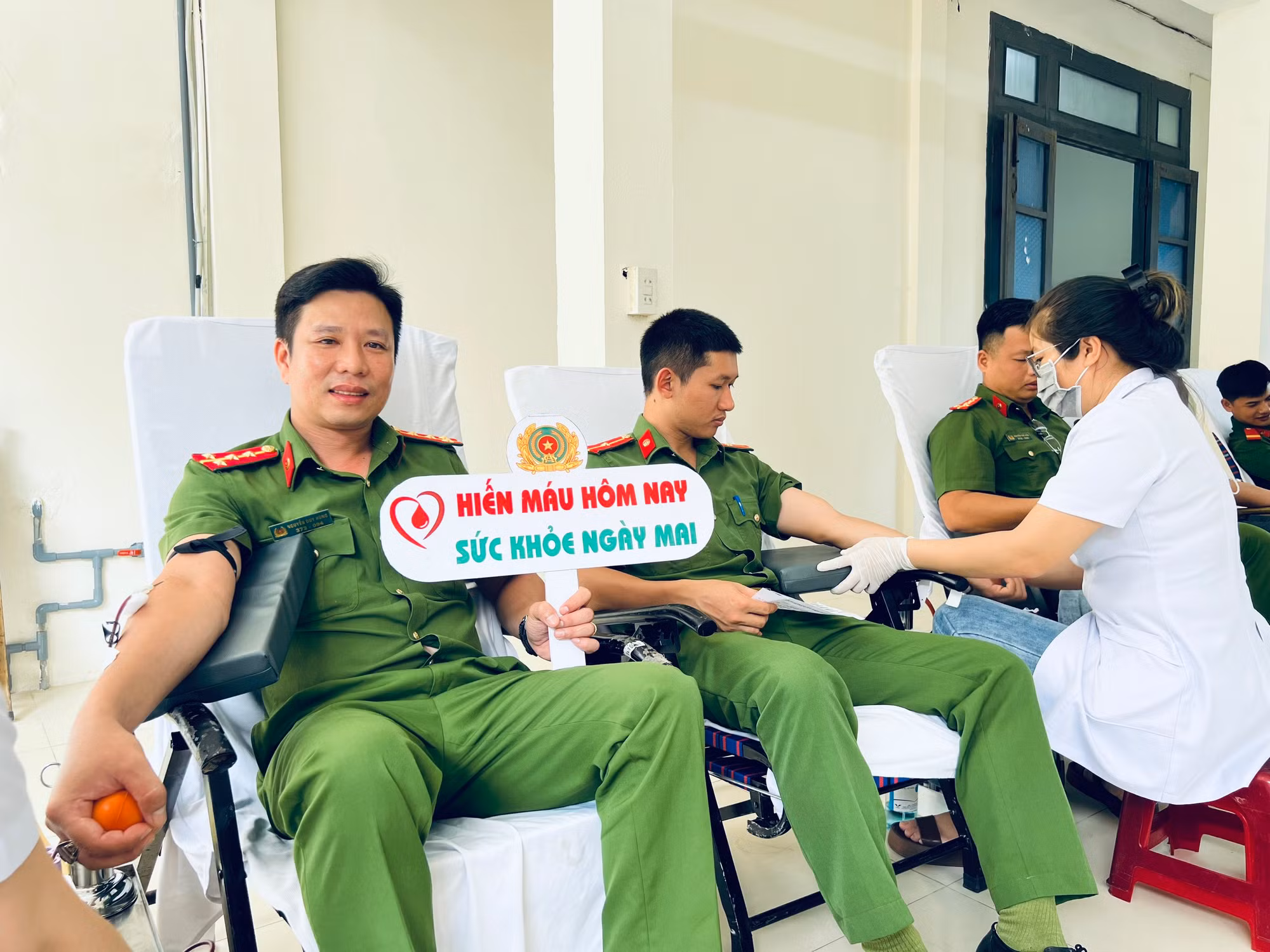 Gấn 200 cán bộ, chiến sĩ Công an tỉnh Phú Yên tình nguyện hiến máu -0